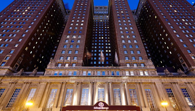 Vertikale Außenansicht des Hilton Chicago