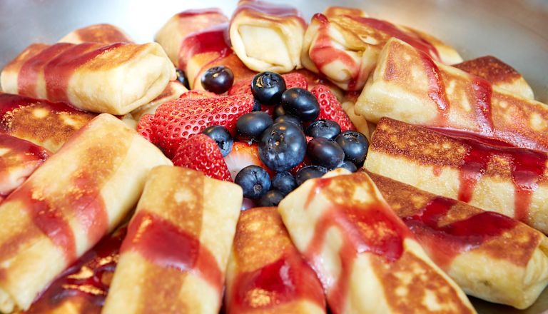 Blintz al formaggio con frutti di bosco