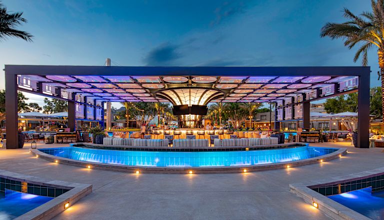 Işıklı havuz bar