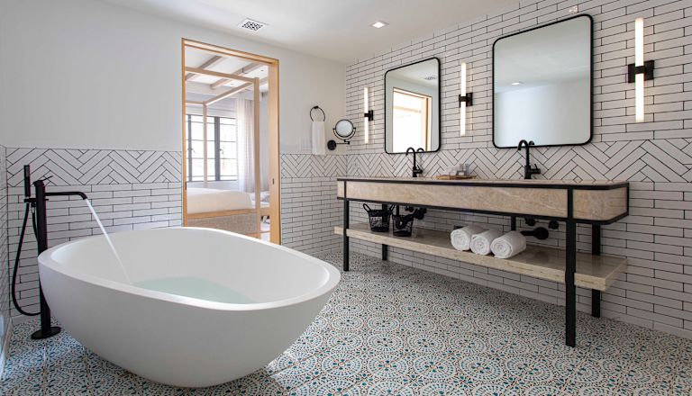 Aynalar ve lavabolar bulunan banyo
