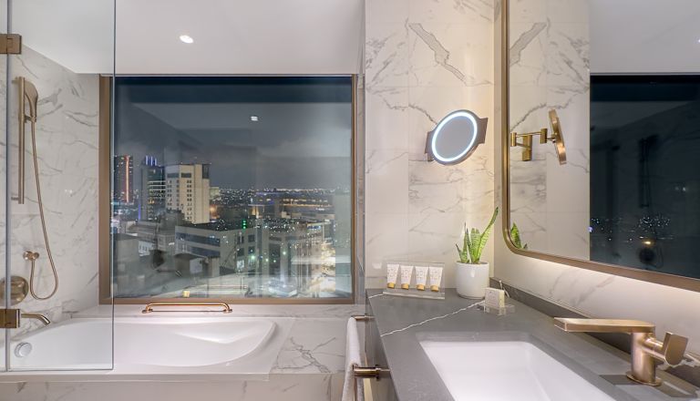 Deluxe Corner Room Bathroom