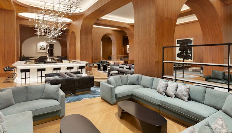 Lobby cu bar cu tejghea și zonă de relaxare