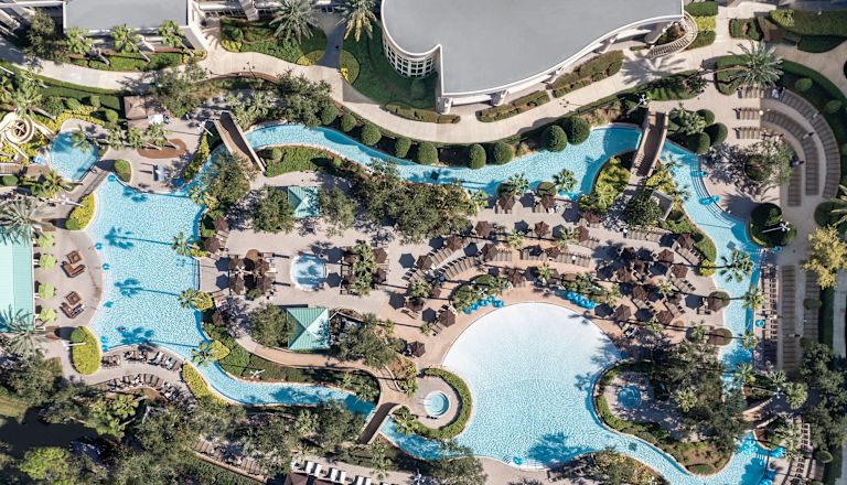 Vista aérea del área de la piscina del hotel