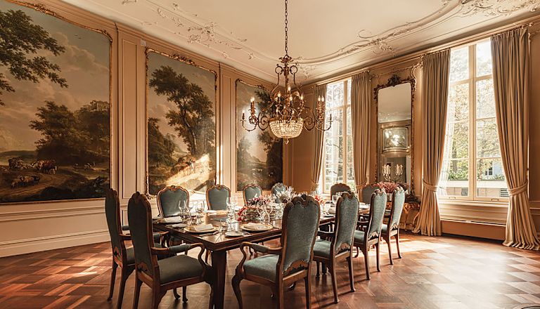 Sala meeting con tavolo allestito per un evento speciale