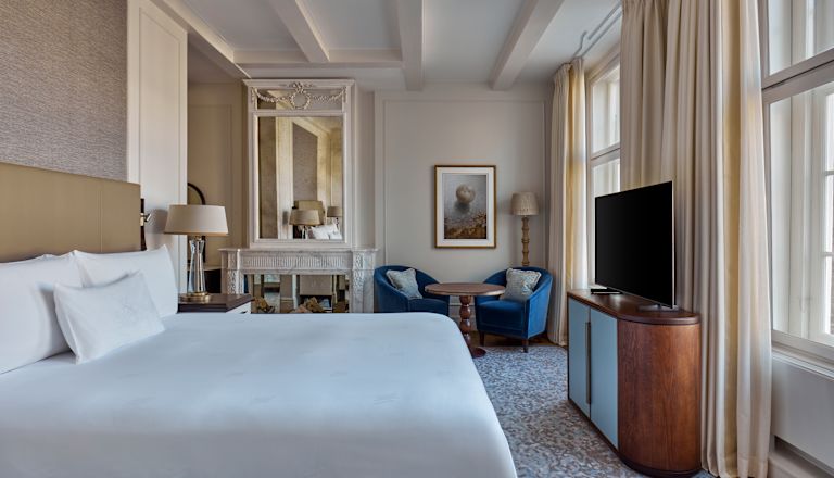 Suite, un letto king size, caminetto, sedie a sdraio