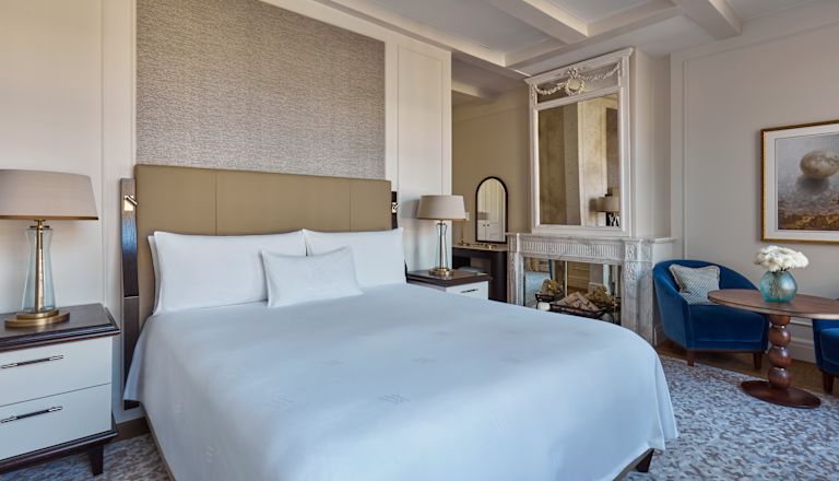 Suite, un letto king size, caminetto, sedie a sdraio