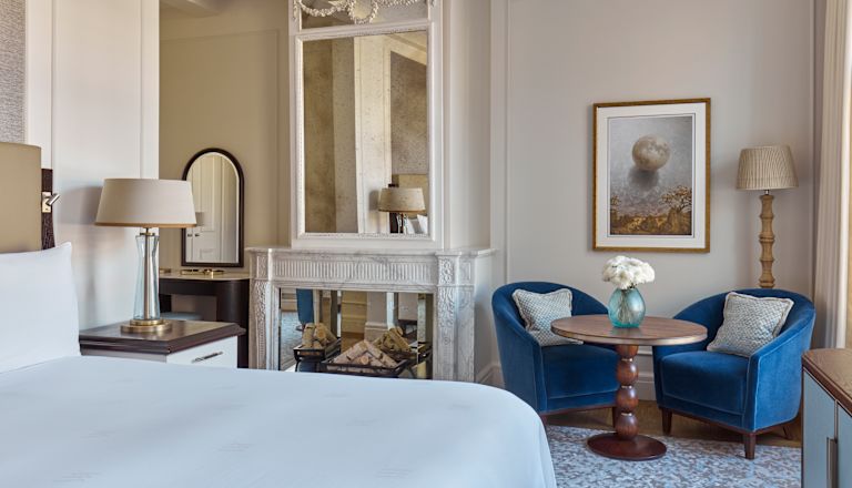 Suite, un letto king size, caminetto, sedie a sdraio