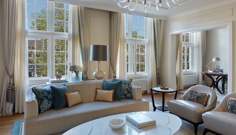 Suite Brentano - Zona soggiorno con ampie finestre