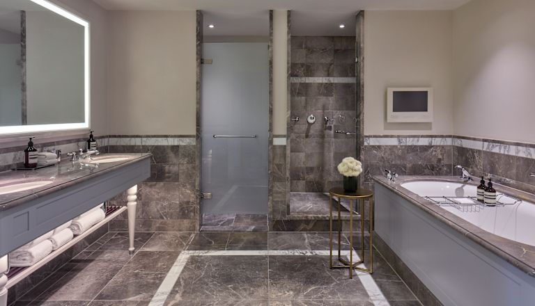 Suite Brentano - Bagno con doppio lavabo, vasca e doccia separata