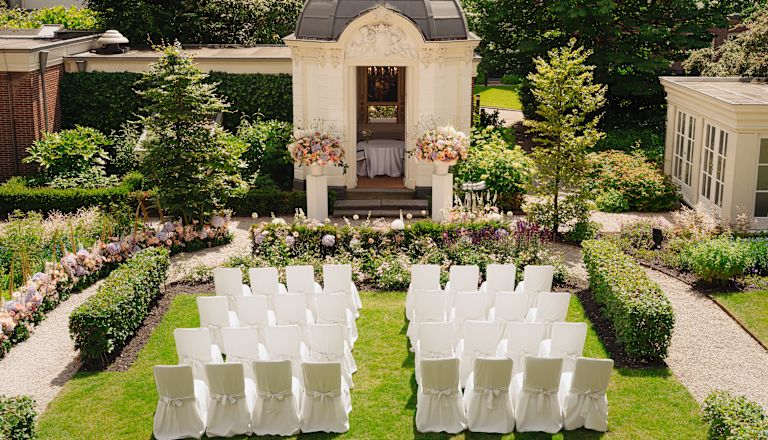 Cortile dell'hotel con allestimento per matrimoni