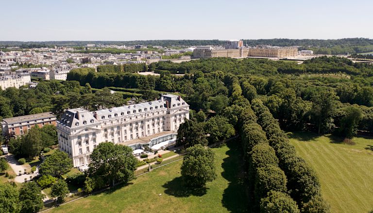 Esterno dell'hotel con vista sul parco