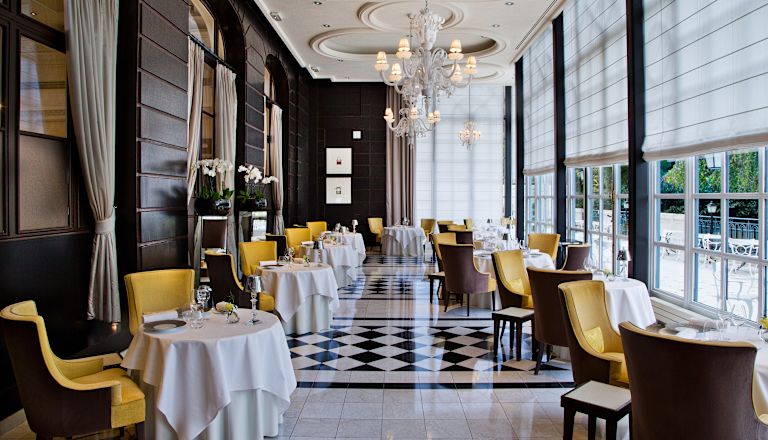 Ristorante Gordon Ramsay au Trianon - Zona pranzo con ampie finestre