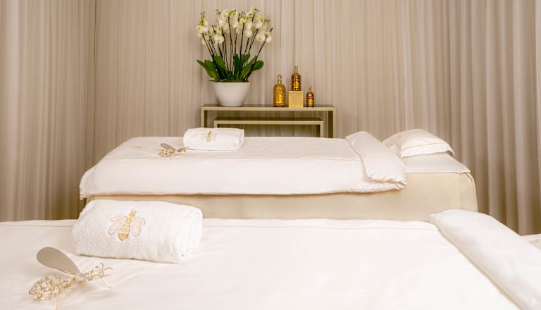 Sala massaggi con due letti nella spa