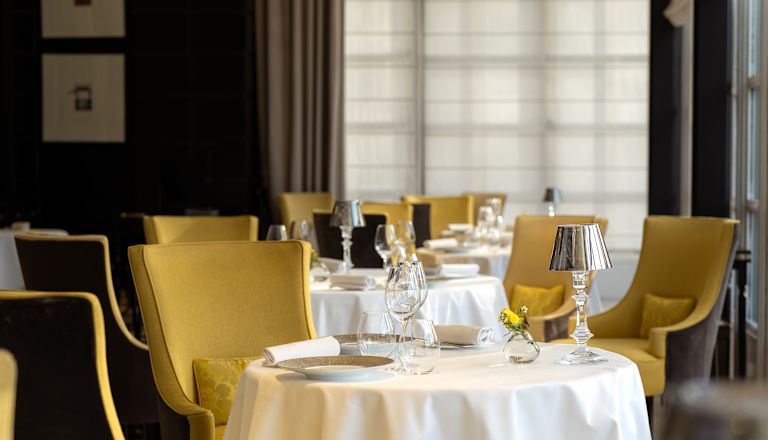 Sala da pranzo Gordon Ramsay au Trianon, tavoli da pranzo