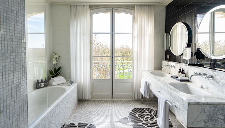 camera - Bagno, lavabo, specchi, vasca da bagno, vista sul cortile dalla finestra