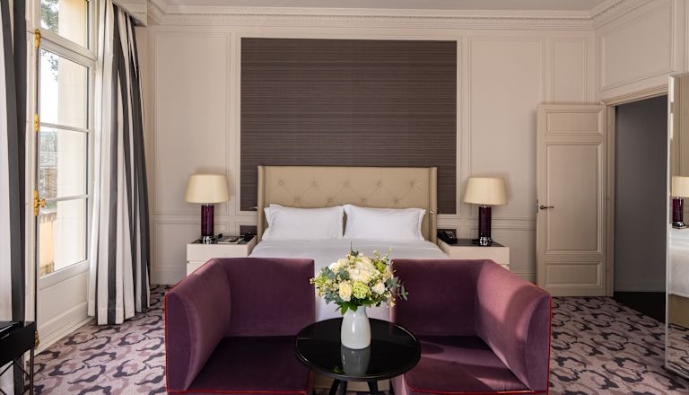 camera - Poltrone, tavolo, fiori, letto