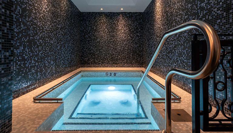 Banheira de hidromassagem no spa