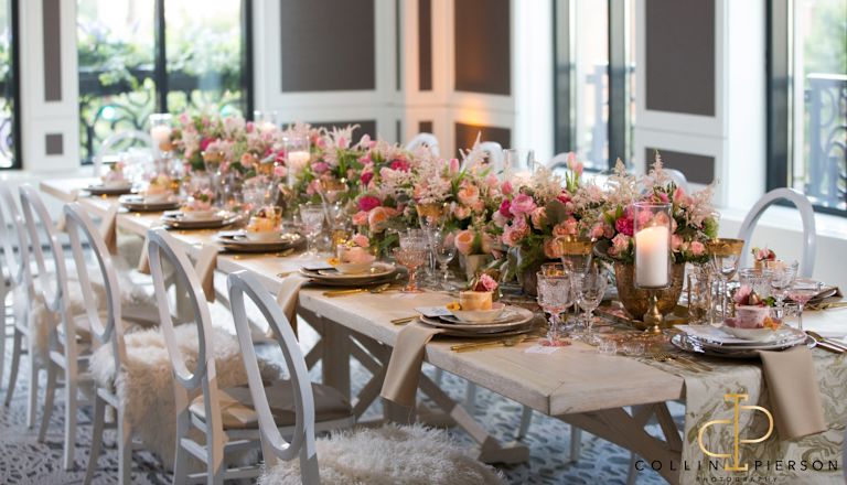 Mesa configurada para jantar com flores para uma celebração de casamento