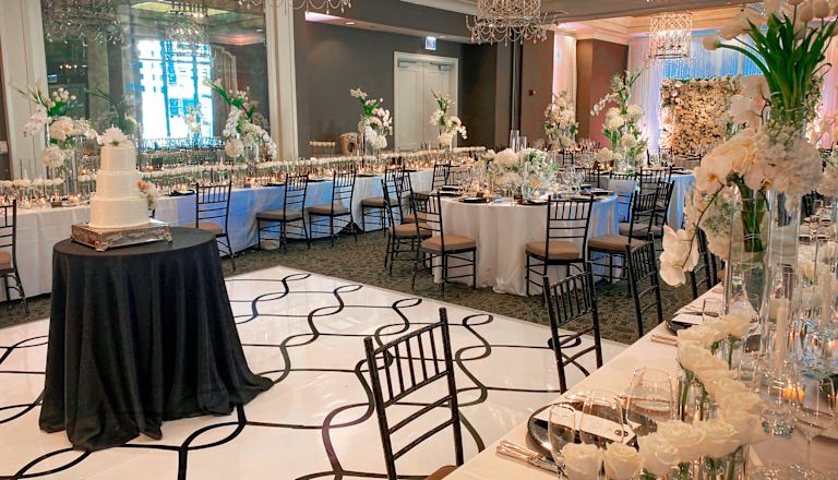 Salão de festas Sinclair configurado para um casamento