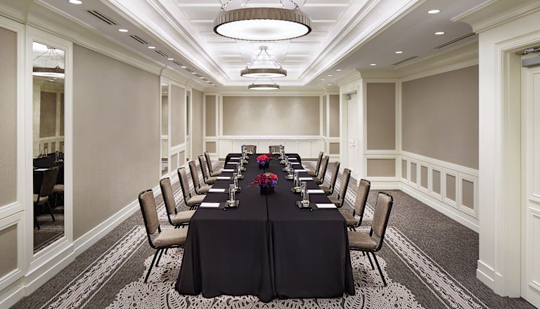 Sala de reunião com mesa grande e cadeiras