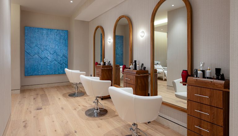Treatment room with chairs and mirrors