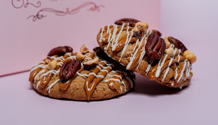Bánh quy Salted Caramel trên bàn tại Ledoux