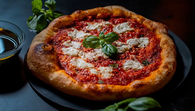 Pizza trên bàn tại Tribeca Market