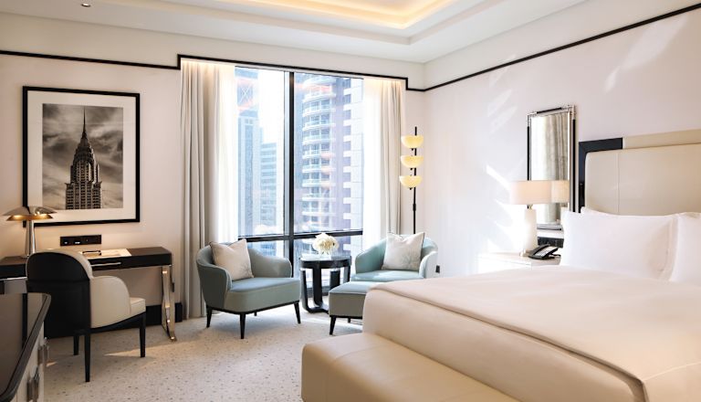 Phòng King Deluxe có bàn và khu vực ngồi