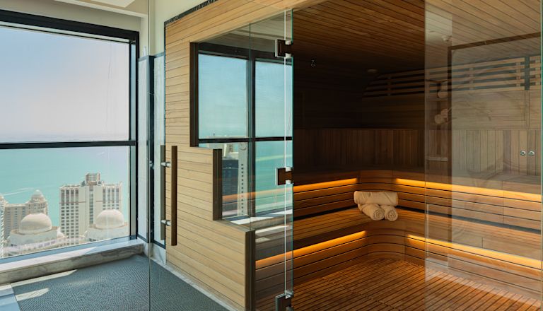 spa, phòng xông hơi khô, nhìn ra cửa sổ của các tòa nhà và mặt nước