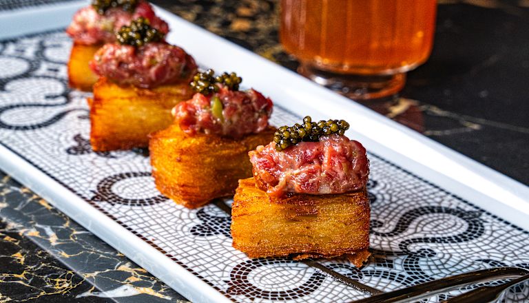 Cortland Bar, đĩa tartare thịt bò nguyên chất và cocktail