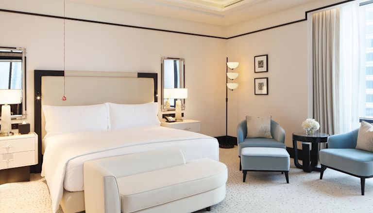 Giường lớn có khu vực ngồi trong phòng khách