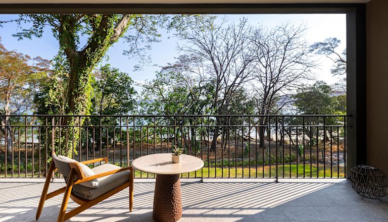 Sala de estar al aire libre con mesas y sillas