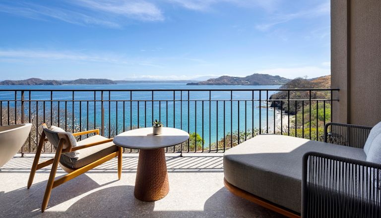 Sala de estar al aire libre con mesas y sillas
