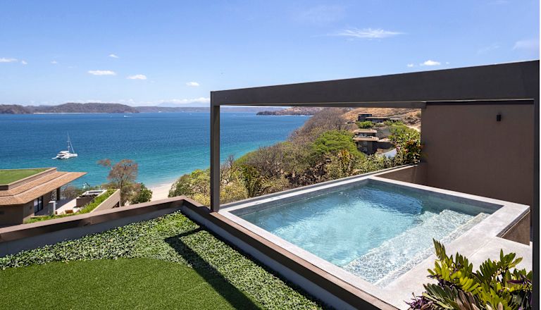 Piscina privada con vista al mar