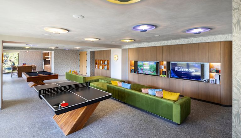 Teen Club con televisores, mesas de ping-pong y sofás