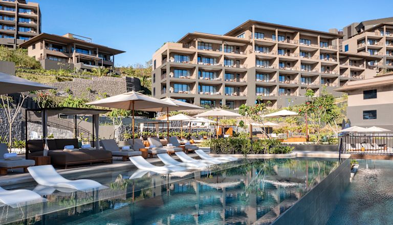 Área de la piscina al aire libre con divanes