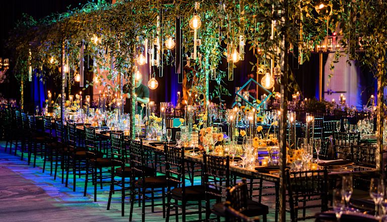 salón de fiestas, mesas de recepción de bodas con vajilla