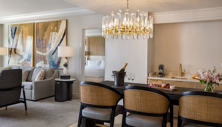 Área de estar en la suite del hotel