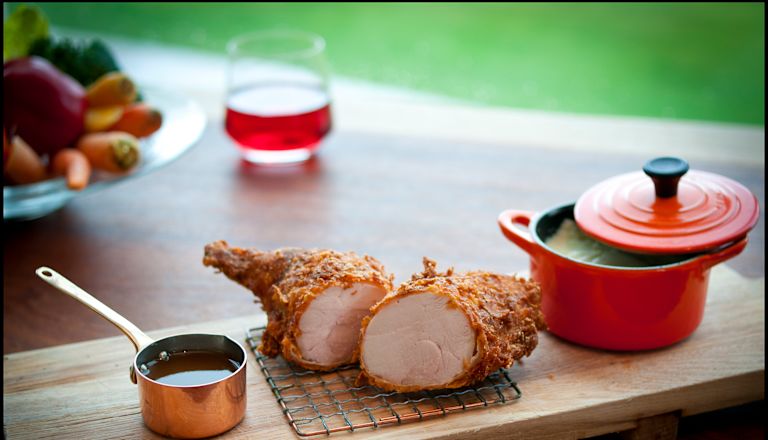 pollo frito, salsa barbacoa, olla de verduras,