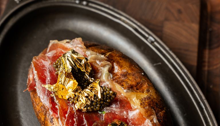 Restaurante Bull & Bear, papas horneadas con ingredientes