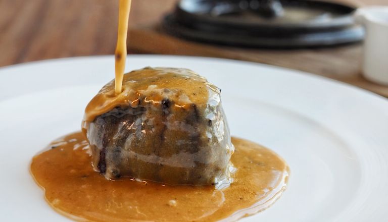 Restaurante Bull & Bear, bistec frito con salsa