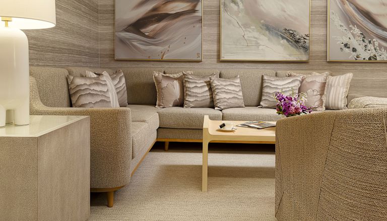 sala de tranquilidad del spa, sofá, diván, mesa de centro