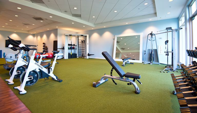 gimnasio en el hotel, juegos de pesas, bicicletas de papelería
