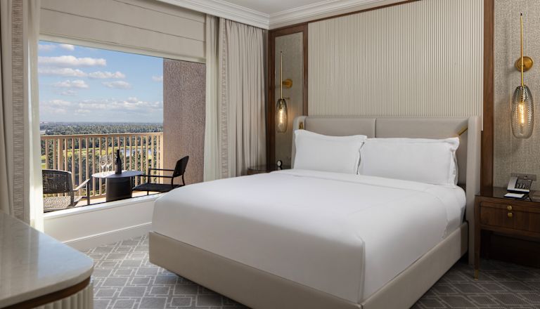 habitación, una cama King, vista desde el balcón