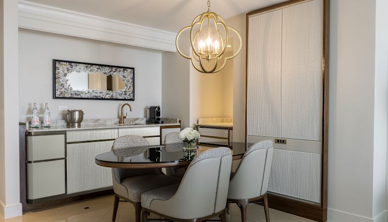 mesa de comedor y área de bar con fregadero de la suite