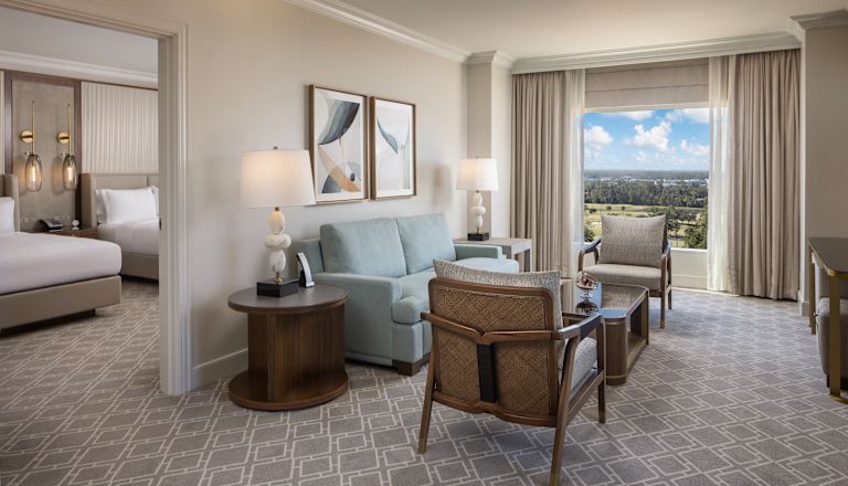 área de lounge de la suite, sofá, divanes, entrada del dormitorio