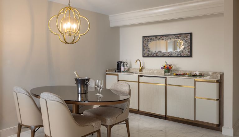 área de bar con fregadero y mesa de comedor de la suite