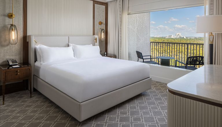 habitación, una cama King, vista desde el balcón
