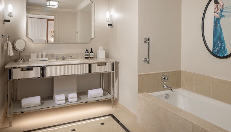 baño de la habitación, tocador, espejo, bañera