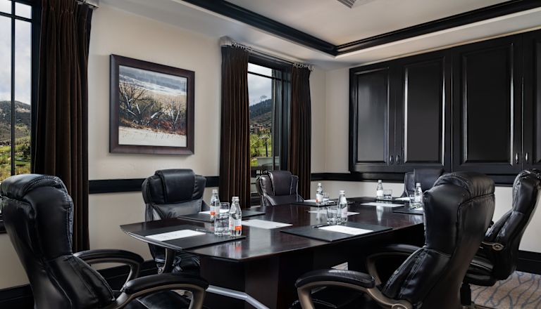Thyanes room with tables and chairs